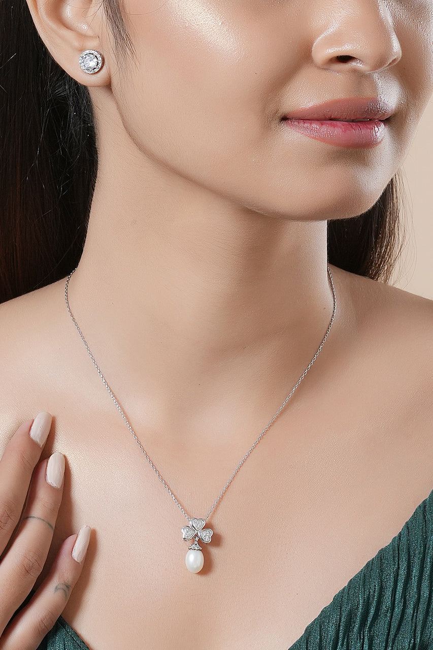 Clover Pearl Necklace